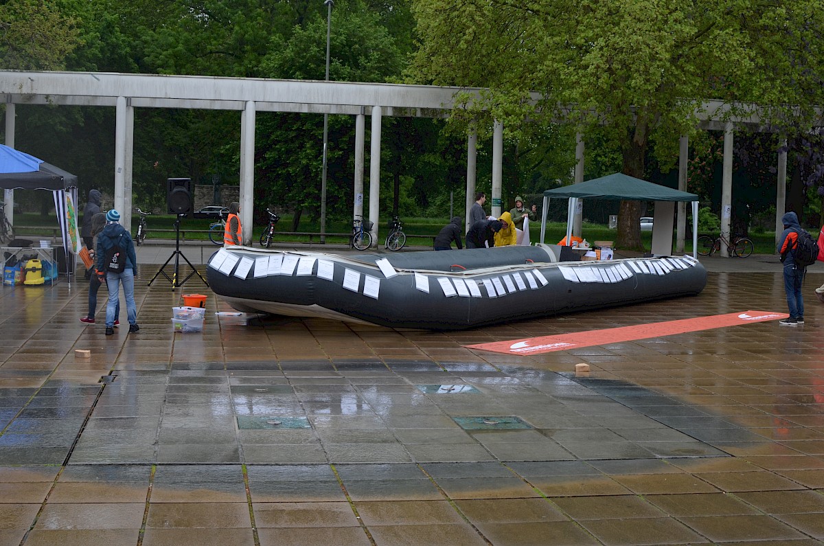 Inszenierung des Schlauchboots bei der Protestaktion © Seebrücke Göttingen 2019