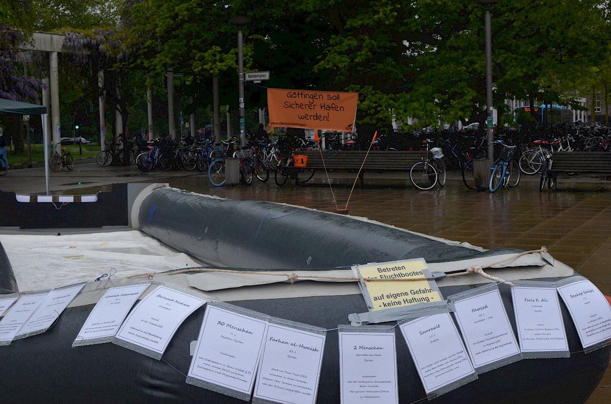 Inszenierung des Schlauchboots bei der Protestaktion © Seebrücke Göttingen 2019