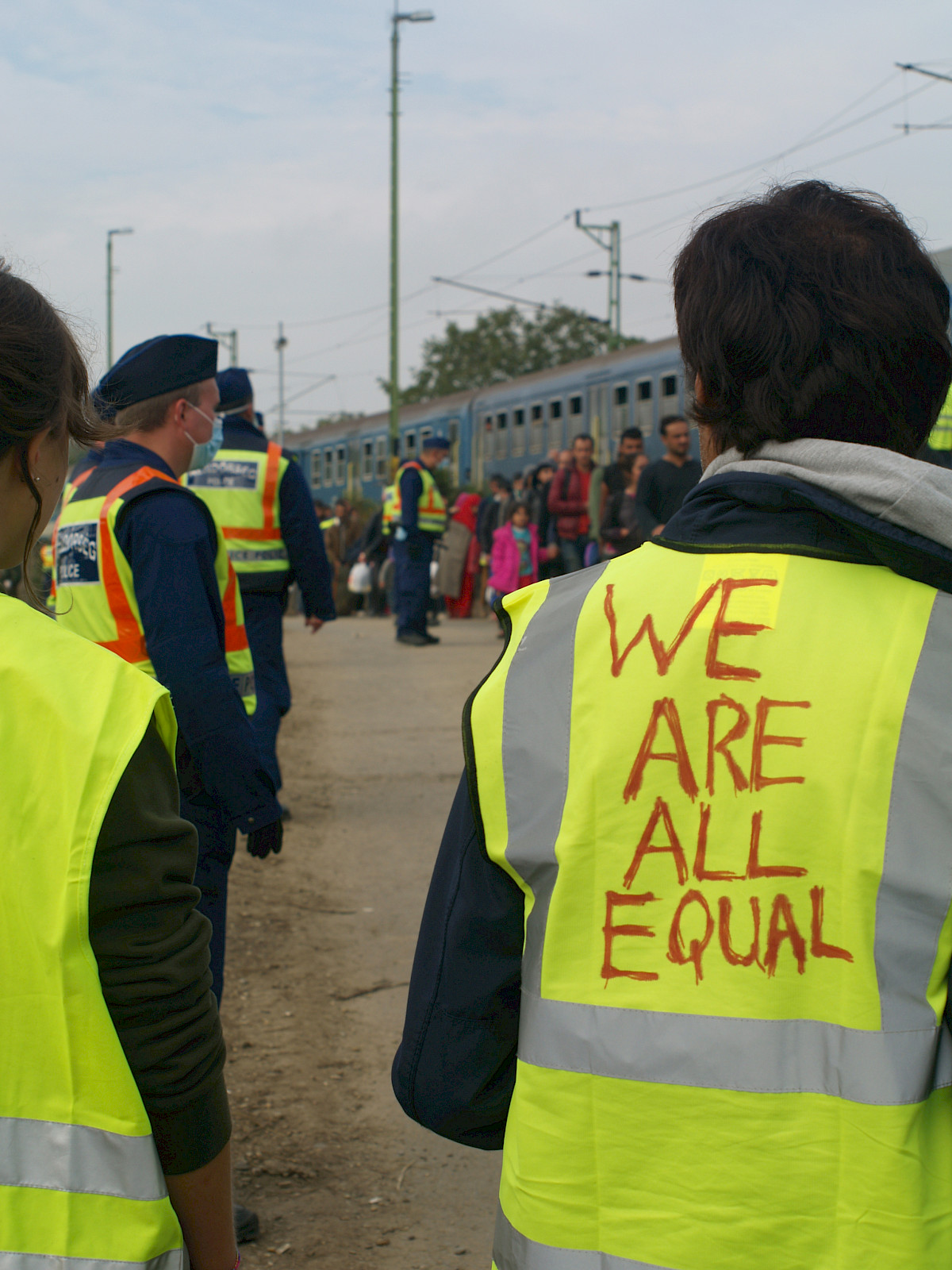 Freiwillige Helfer mit Signalwesten an der kroatischen ungarischen Grenze am 6.Oktober 2015