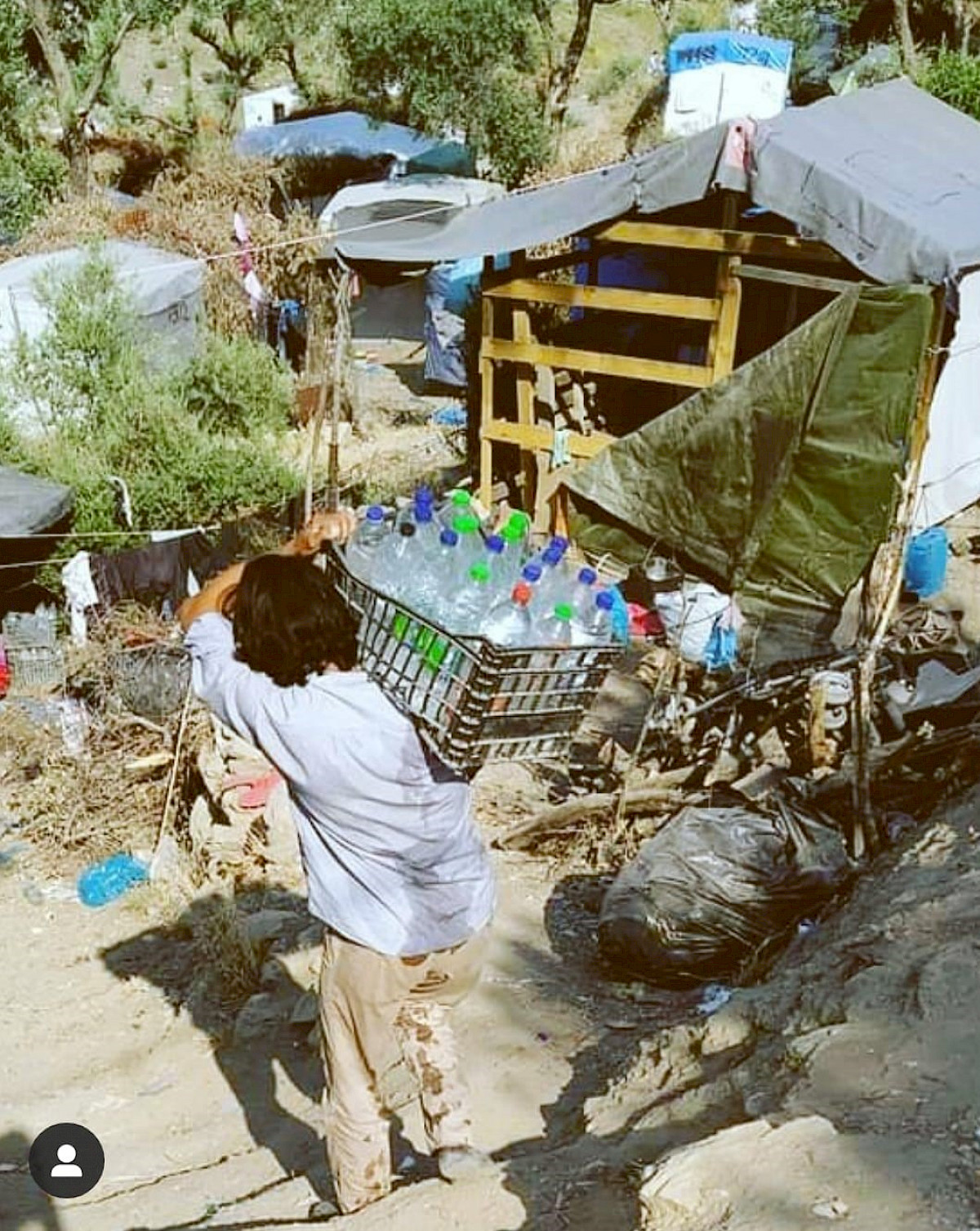Wasser tragen und aufbewahren, Moria camp, 2020. Foto: Kiki-Alpha